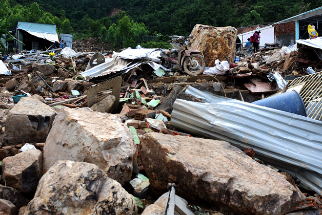 Vụ sạt lở kinh hoàng gần cuối năm 2018 gây thiệt hại lớn về người và tài sản tại TP Nha Trang là một sự cố đáng tiếc khi chính quyền địa phương lơ là việc siết chặt quản lý xây dựng công trình bên vách núi