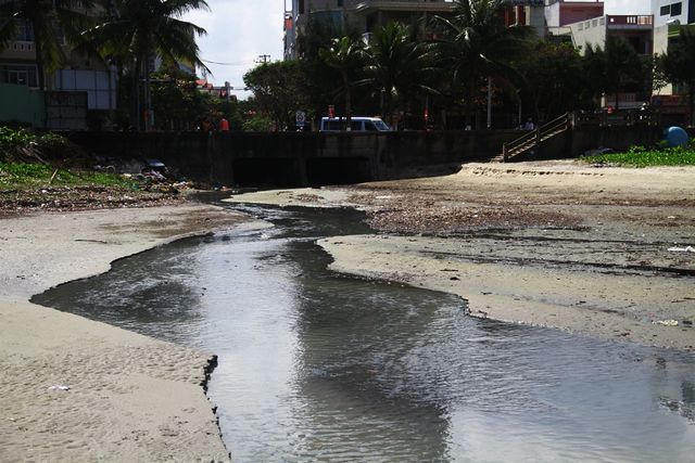 Nước biển ở khu vực cống xả thải ra biển trên đường Nguyễn Tất Thành, Đà Nẵng đen ngòm và bốc mùi hôi nhiều ngày nay