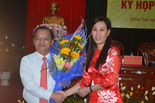 43/43 đại biểu đã bỏ phiếu tín nhiệm bầu bà Bùi Thị Quỳnh Vân, Chủ tịch HĐND tỉnh Quảng Ngãi nhiệm kỳ 2016-2021, giữ chức Phó bí thư Tỉnh ủy Quảng Ngãi, nhiệm kỳ 2015- 2020.