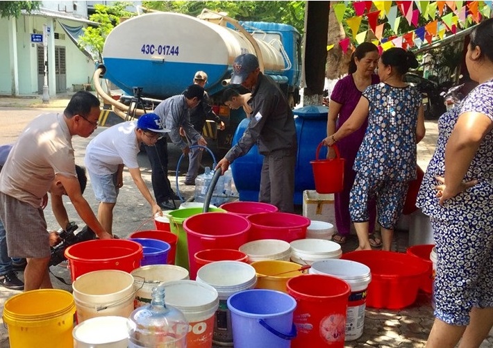 Thiếu nước sinh hoạt dài ngày, người dân Đà Nẵng phải mang dụng cụ ra dành giật từng chậu nước khi xe nước của công ty cấp nước chở đến ứng cứu