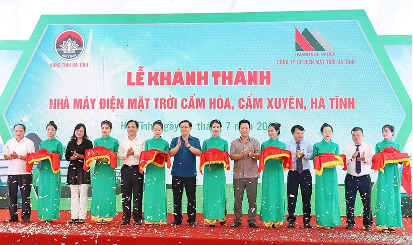 Phó Thủ tướng Chính phủ Vương Đình Huệ cùng lãnh đạo tỉnh và nhà đầu tư cắt băng khánh thành Nhà máy điện mặt trời Cẩm Hòa