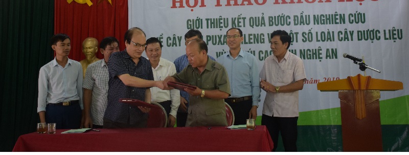 UBND huyện Kỳ Sơn và Công ty Dược Mường Lống tổ chức lễ ký kết hợp tác trong việc phát triển cây dược liệu, cây sâm Puxailaileng
