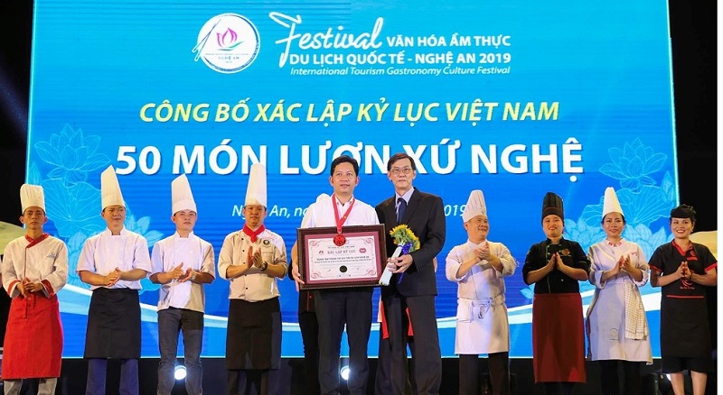 Ban Tổ chức Festival Văn hóa Ẩm thực du lịch Quốc tế - Nghệ An 2019 trao giấy chứng nhận với việc chế biến một lúc 50 món lươn, kỷ lục chế biến một lúc nhiều món lươn nhất được xác lập bởi đại diện tổ chức Kỷ lục Việt Nam.
