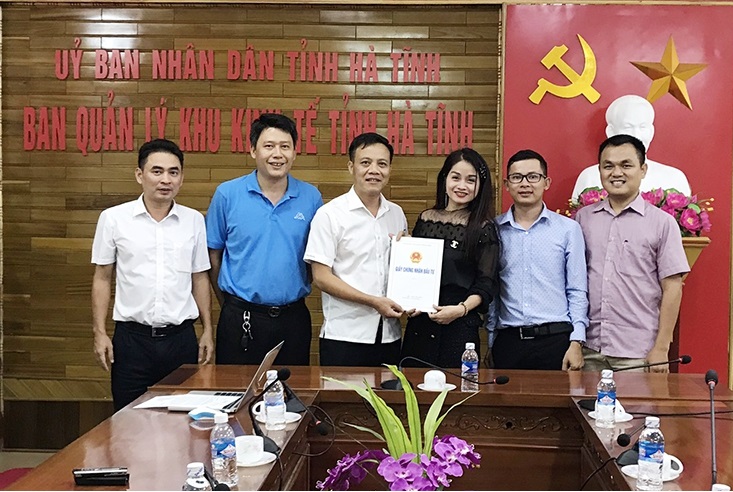 Lãnh đạo Hà Tĩnh trao giấy chứng nhận đầu tư cho các doanh nghiệp