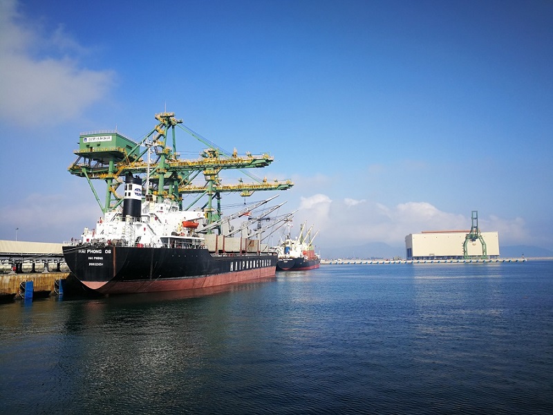 Tàu khủng chở hàng hóa xuất khẩu tại cảng Sơn Dương, Kỳ Anh, Hà Tĩnh. Ảnh VH