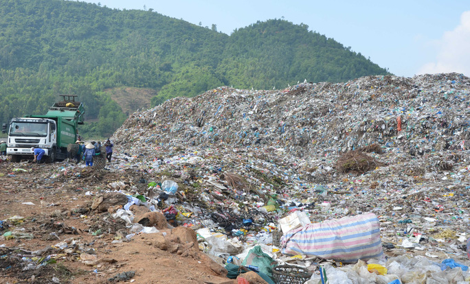 ông Tô Văn Hùng, Giám đốc Sở Tài nguyên và Môi trường TP Đà Nẵng, cho hay hiện tại, bãi rác Khánh Sơn đang chứa tổng cộng 3,2 triệu tấn rác. Bình quân một ngày, toàn TP có 1.100 tấn rác, chưa tính rác thải y tế, công nghiệp. Nếu không có giải pháp đến tháng 9-2019, bãi rác sẽ hết chỗ chứa. 
