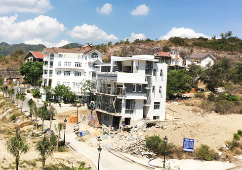 Thực trạng trên đang khiến Khu biệt thự cao cấp Ocean View Nha Trang (phường Vĩnh Trường, TP. Nha Trang) trở nên bát nháo khi các vấn đề về trật tự xây dựng, cư trú, điện, nước, vệ sinh… bị buông lỏng.