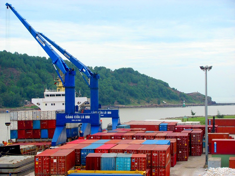 Cho phép tỉnh điều chỉnh quy hoạch Cảng Cửa Lò theo phương án: Nghiên cứu quy hoạch cảng tại Cửa Lò nằm ở 2 bên luồng hàng hải quốc gia, gắn với Khu hậu cần sau cảng tại Khu kinh tế Đông Nam.