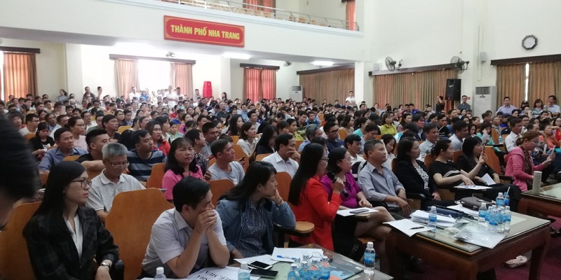 Hàng trăm khách hàng mua nhà ở xã hội Dự án HQC Nha Trang tham gia đối thoại với chủ đầu tư về tình trạng chậm tiến độ Dự án, trễn hẹn giao nhà... Tuy nhiên cả hai bên vẫn chưa tìm được tiếng nói chung