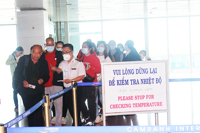Kiểm tra thân nhiệt hành khách tại Sân bay Quốc tế Cam Ranh.