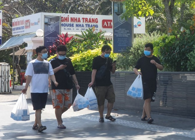 Một nhóm khách Trung Quốc đeo khẩu trang đi dạo trên đường phố Nha Trang