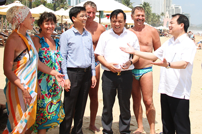 Phó Tổng cục  trưởng Tổng cục du lịch Việt Nam chia sẽ về điểm đến an toàn tại Việt Nam với du khách Nga tại bãi biển Nha Trang, Khánh Hòa