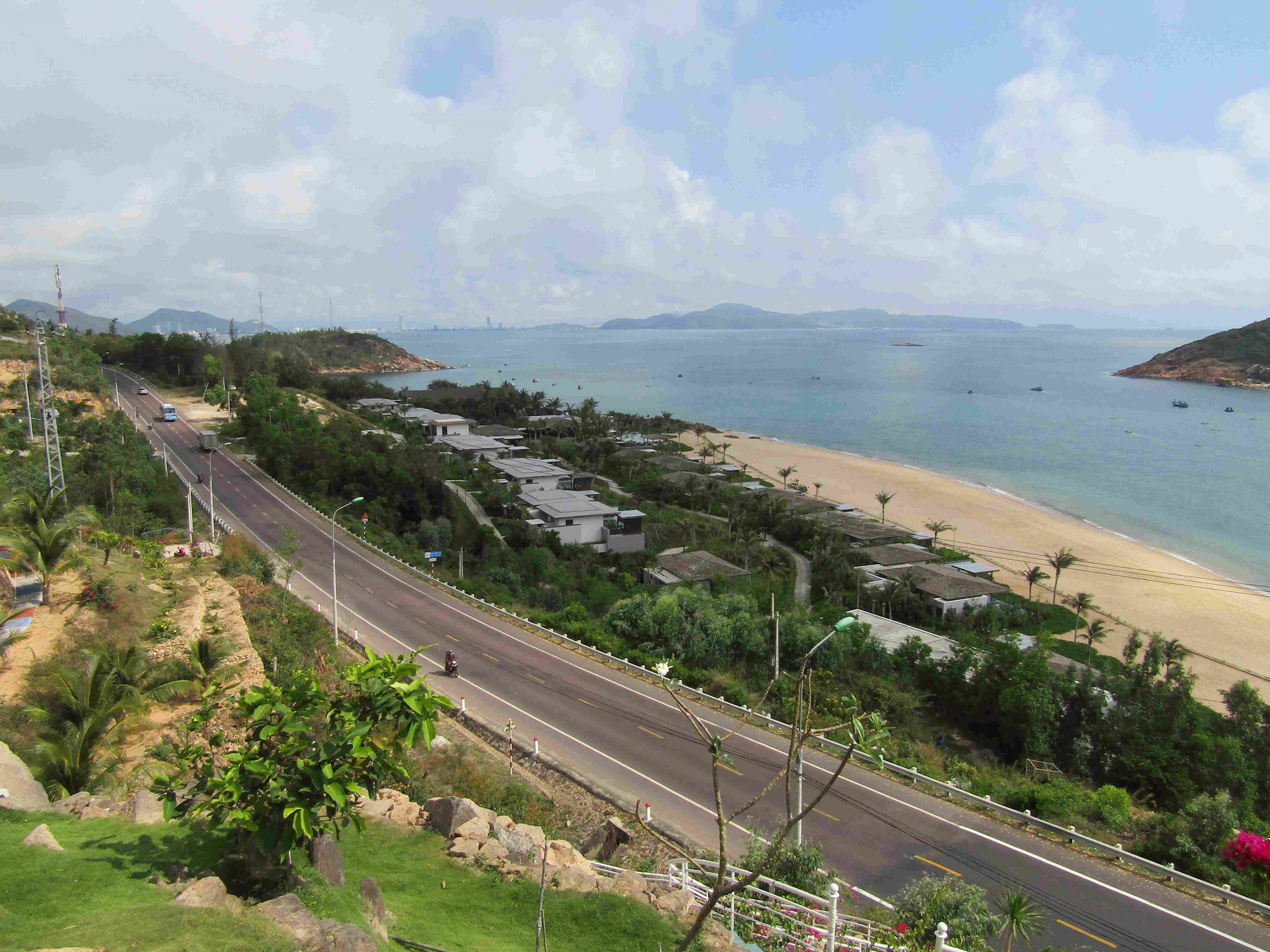 Tuyến đường Quy Nhơn - Sông Cầu được đánh giá là một trong những tuyến đường ven biển đẹp nhất Việt Nam. Dọc tuyến có 19 Dự án du lịch, nghỉ dưỡng đã và đang xây dựng lấp kín toàn bộ không gian ven biển.