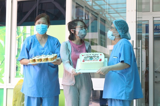Bệnh nhân số 135 là bệnh nhân cuối cùng trong 6 ca dương tính được Đà Nẵng chữa khỏi bệnh, xuất viện trong niềm vui vỡ òa