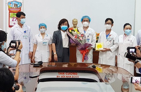 Giám đốc Sở Y tế Đà Nẵng, tặng hoa chúc mừng Bệnh viện Đà Nẵng đã điều trị thành công cho các bệnh nhân Covid-19