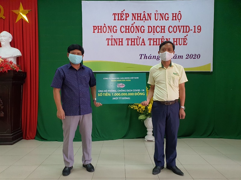 CBVN trao tiền ủng hộ phòng chống COVID-19 cho Thừa Thiên Huế
