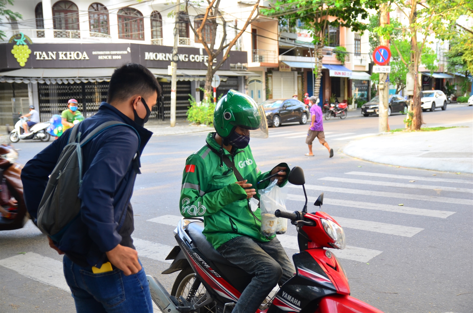 Các cơ sở kinh doanh ăn uống ở Đà Nẵng được hoạt động trở lại từ 0 giờ ngày 16/4 theo hình thức bán trực tuyến (bán online) và bán mang về.