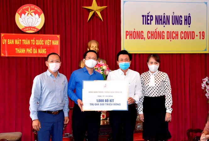 Hội doanh nhân trẻ TP Đà Nẵng phối hợp cùng với các doanh nghiệp đã trao số tiền ủng hộ hơn 1,5 tỷ đồng (gồm tiền mặt và một số trang thiết bị) để hỗ trợ công tác phòng, chống dịch COVID - 19 trên địa bàn cho Uỷ ban MTTQ Việt Nam TP Đà Nẵng