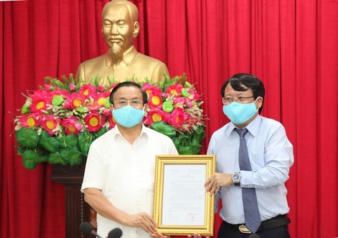 Bí thư Tỉnh ủy Hà Tĩnh Lê Đình Sơn trao Quyết định cho tân Bí thư Thành ủy Hà Tĩnh