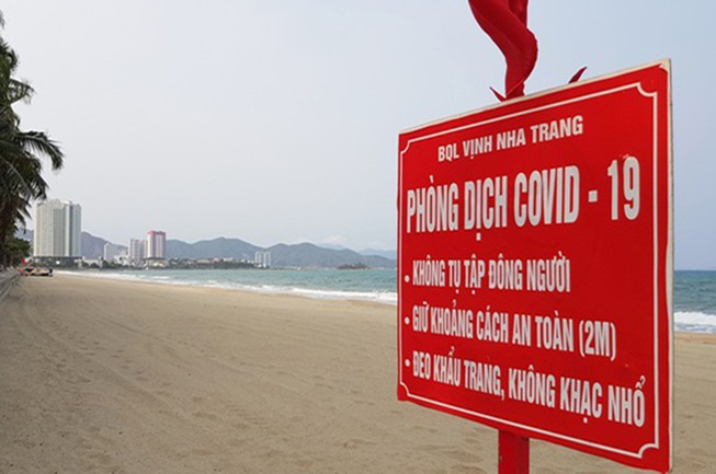 Dù không còn trong nhóm nguy cơ cao nhưng tỉnh Khánh Hòa chưa cho hoạt động tắm biển đến qua lễ 30-4 và 1-5.