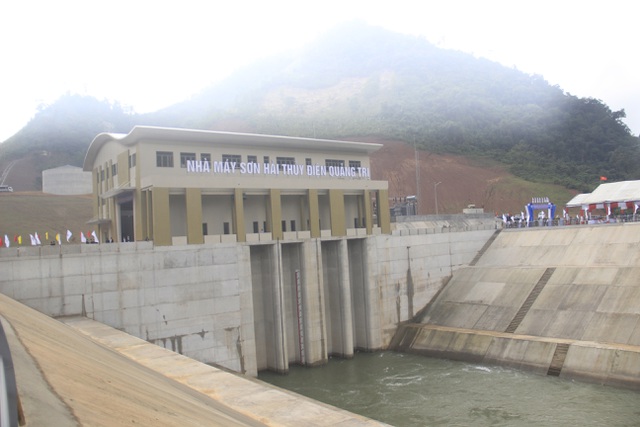Dự án thuỷ điện Đakrông 4 vừa được vận hành vào tháng 12/2019 tại tỉnh Quảng Trị có tổng mức đầu tư gần 1.400 tỷ đồng tại thôn Tà Liêng, xã Đakrông, huyện miền núi Đakrông, tỉnh Quảng Trị.