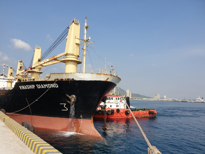 Chuyến tàu chở 15.000 tấn hàng đầu tiên tại bến cảng tổng hợp Nam Vân Phong