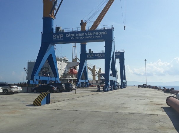 Bến cảng Nam Vân Phong vừa đưa vào hoạt động và đón nhận những chuyến tàu đầu tiên cập bến