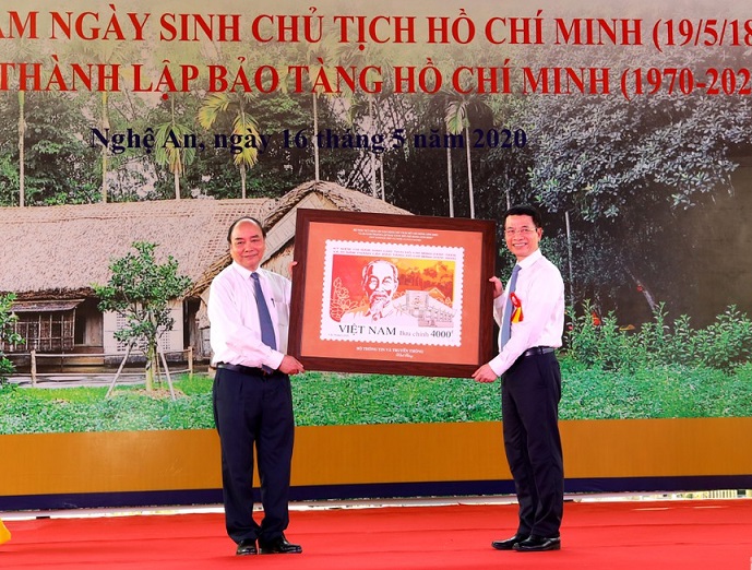 Bộ trưởng Bộ Thông tin và Truyền thông Nguyễn Mạnh Hùng đã tặng Thủ tướng Nguyễn Xuân Phúc và lãnh đạo tỉnh Nghệ An bức tranh tem kỷ niệm 130 năm ngày sinh Chủ tịch Hồ Chí Minh (19/5/1890 - 19/5/2020) và 50 năm thành lập Bảo tàng Hồ Chí Minh (1970-2020). 