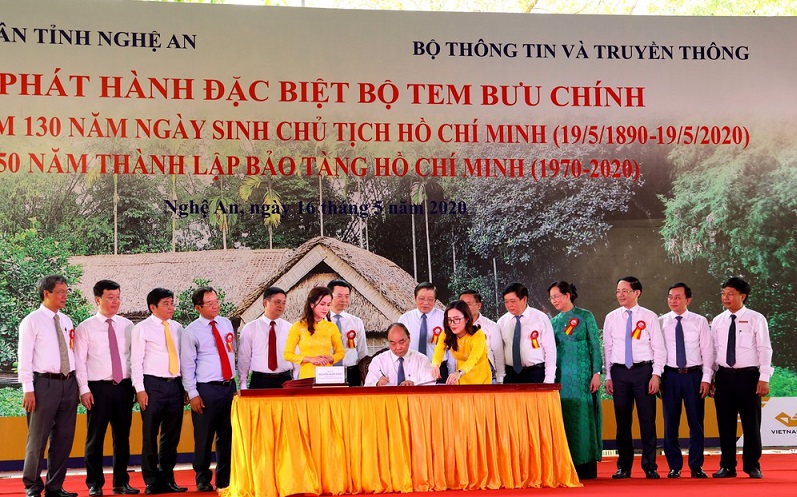 Thủ tướng Nguyễn Xuân Phúc ký và đóng dấu phát hành bộ tem kỷ niệm 130 năm Ngày sinh Chủ tịch Hồ Chí Minh
