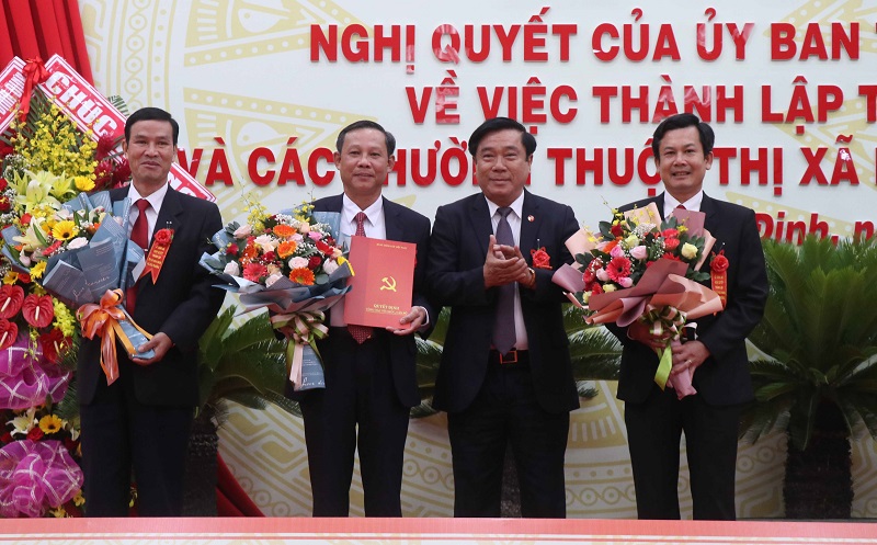 Bí thư Tỉnh ủy Bình Định Nguyễn Thanh Tùng đã trao quyết định đổi tên Đảng bộ huyện Hoài Nhơn thành Đảng bộ Thị xã Hoài Nhơn cho Thường trực Đảng bộ Thị xã Hoài Nhơn.
