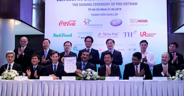 Đại diện các doanh nghiệp đã cùng nhau ký cam kết thành lập liên minh Tái chế bao bì Việt Nam với mục tiêu hướng đến cải thiện môi trường Việt Nam