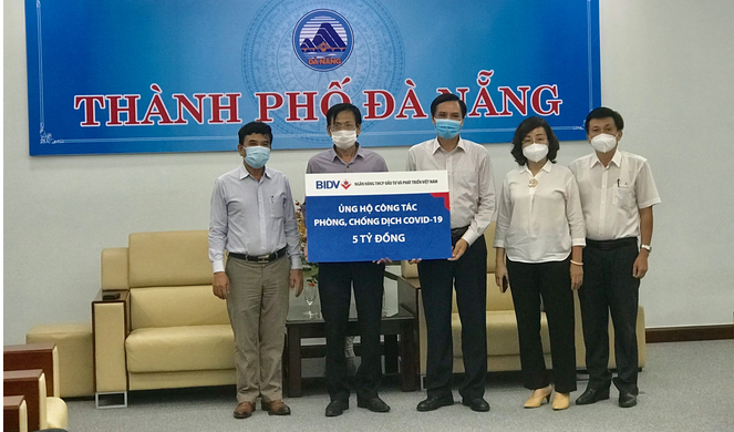 ngân hàng TMCP Đầu tư và Phát triển Việt Nam (BIDV) (trái) ủng hộ 5 tỷ đồng cho thành phố