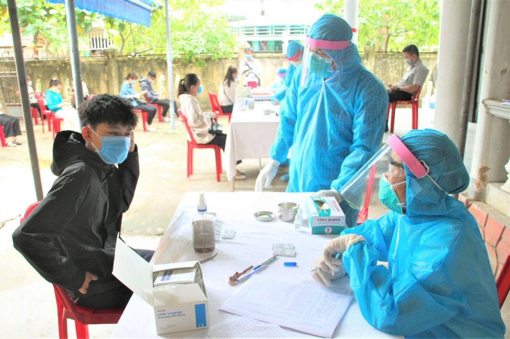 Công tác tiến hành lấy mẫu xét nghiệm trong cộng đồng nhằm sàng lọc, truy vết các nguồn lây nhiễm từ 4 ca bệnh tại Quảng Trị