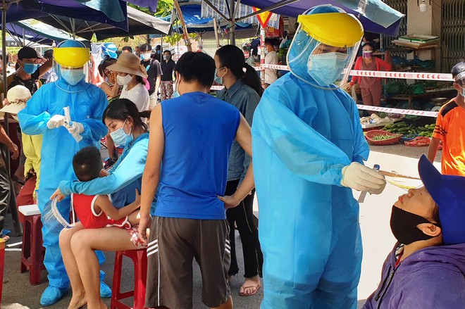 ngành y tế Đà Nẵng đã lấy mẫu xét nghiệm các tiểu thương và người đi chợ