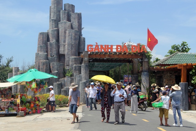 Bình Định và Phú Yên cho phép hoạt động đón khách du lịch trở lại từ 0h ngày 8/9. Ảnh khách tham quan thắng cảnh Gềnh Đá Đỉa Phú Yên