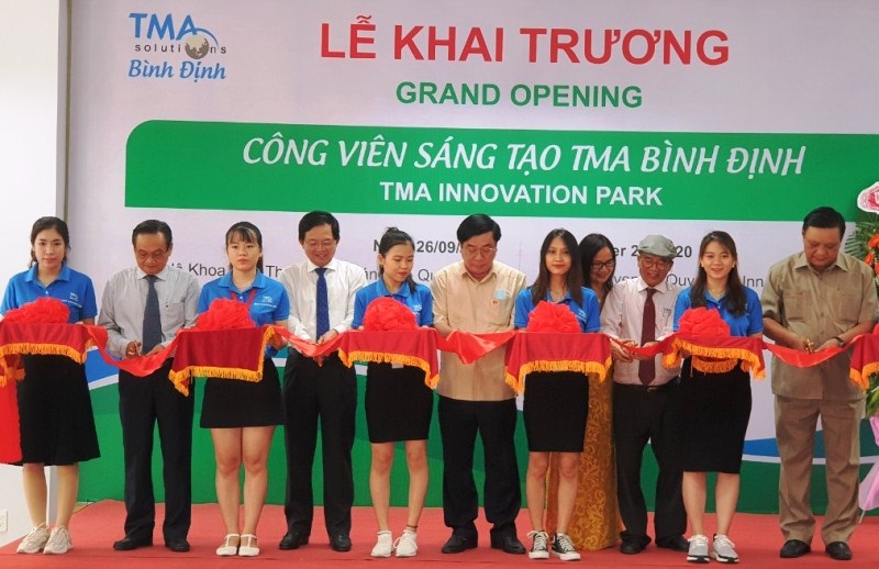 Lãnh đạo tỉnh Bình Định, chủ đầu tư Dự án Công viên Sáng tạo TMA Bình Định và đại biểu cắt băng khai trương Công viên Sáng tạo TMA Bình Định