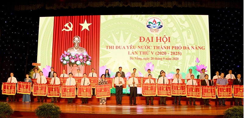 Bí thư Thành ủy Trương Quang Nghĩa và Chủ tịch UBND thành phố Huỳnh Đức Thơ (giữa) tặng Cờ thi đua cho các tập thể điển hình xuất sắc tiêu biểu