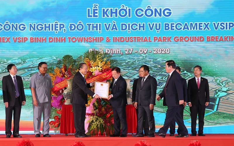 Phó Thủ tướng Thường trực Chính phủ Trương Hòa Bình trao quyết định chủ trương đầu tư Khu công nghiệp-đô thị-dịch vụ Becamex VSIP Bình Định cho chủ đầu tư.