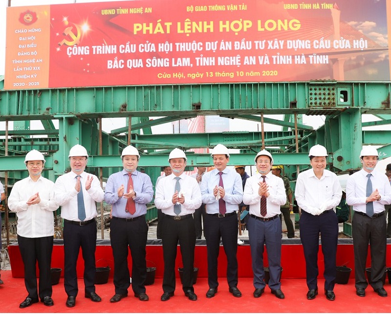 Lãnh đạo Bộ, ngành và địa phương tham gia tại lễ Hợp long công trình cầu Cửa Hội nối liền đôi bờ sông Lam