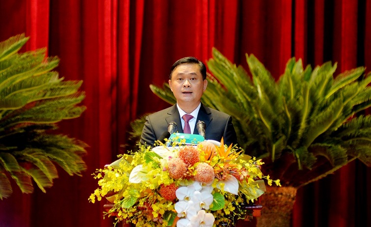 Thái Thanh Quý - Ủy viên dự khuyết Trung ương Đảng, Bí thư Tỉnh ủy trình bày tóm tắt Báo cáo chính trị trình Đại hội khóa XIX. 