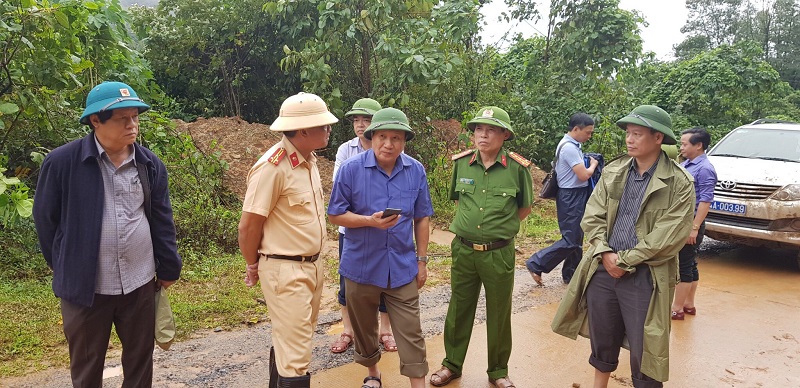 Phó Chủ tịch Thường trực UBND tỉnh Quảng Trị Hà Sỹ Đồng đang trực tiếp chỉ đạo các lực lượng khẩn trương khắc phục sạt lở, thông đường để tiếp cận hiện trường