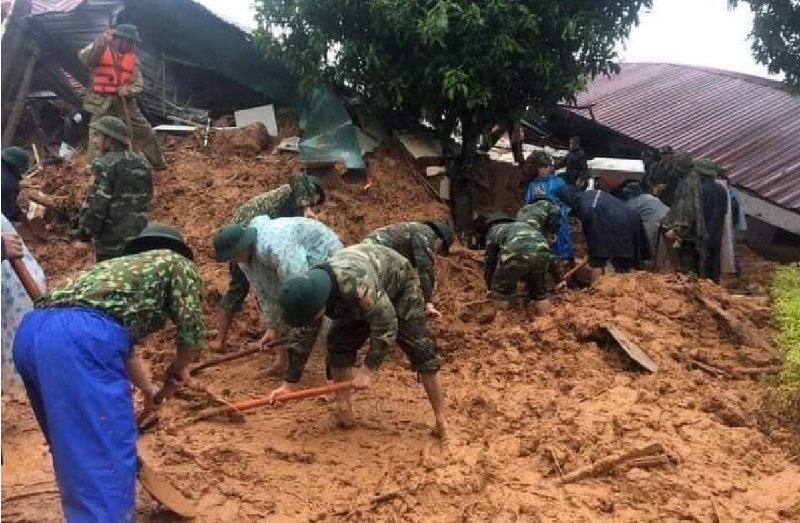 Cơ quan chức năng huy động lực lượng tại chỗ đội mưa đào bới lòng đất để ứng cứu các chiến sỹ bị vụi lấp tại Đoàn kinh tế 337. Ảnh QĐND