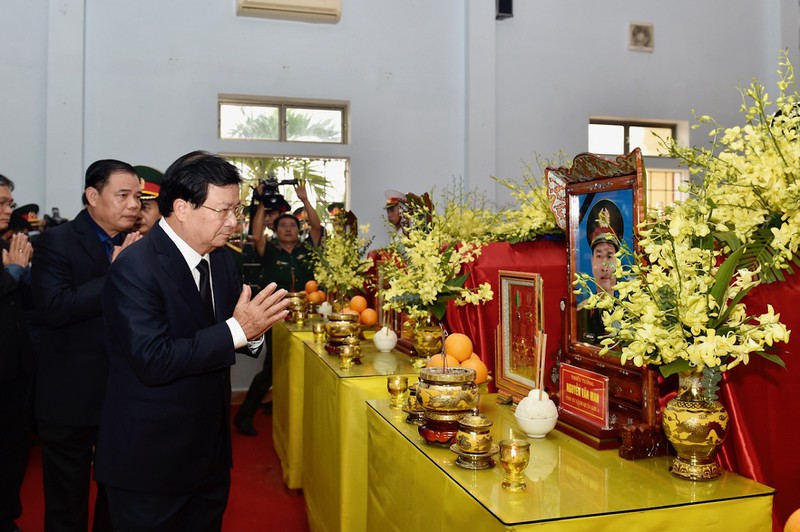 Phó Thủ tướng Trịnh Đình Dũng gửi lời chia buồn sâu sắc nhất đến thân nhân, gia đình 13 liệt sĩ.