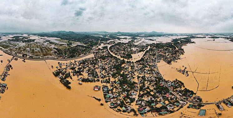 Cảnh nước lũ bao vây huyện Cẩm Xuyên, Hà Tĩnh. ảnh BHT