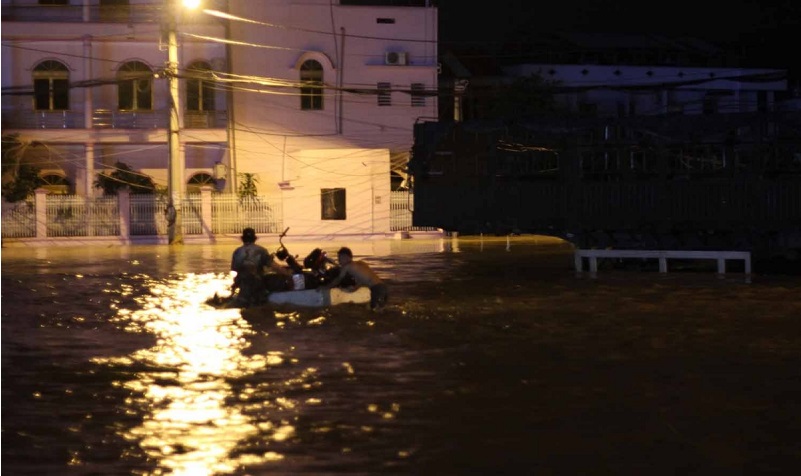 Nước lũ dâng trong đêm, nhiều địa phương tại Bình Định ngập lụt. Ảnh TL