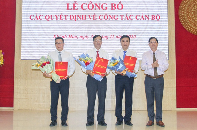 Chủ tịch UBND tỉnh Khánh Hoà trao quyết định bổ nhiệm Chánh văn phòng UBND tỉnh, Giám đốc Sở TN-MT và Sở Xây dựng