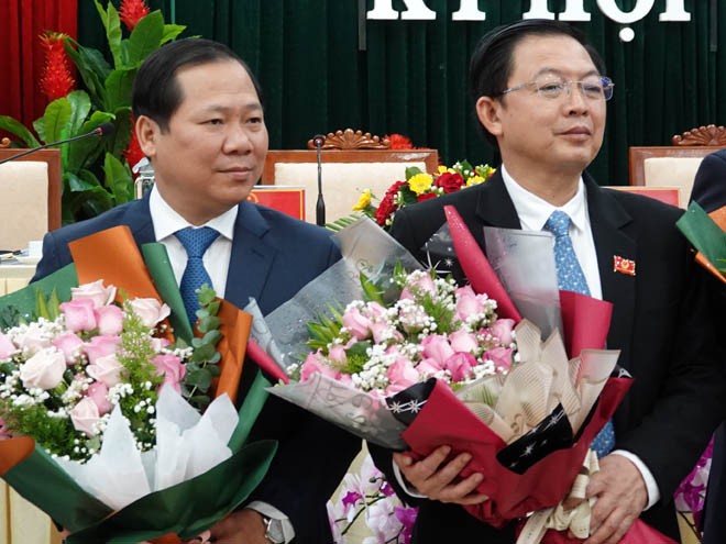 Ông Nguyễn Phi Long (bìa trái) và ông Hồ Quốc Dũng nhận nhiệm vụ mới