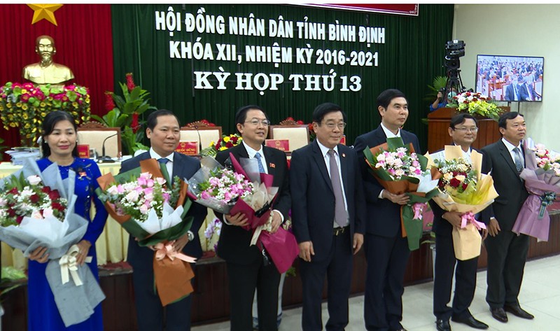 Các lãnh đạo HĐND, UBND tỉnh Bình Định vừa được bầu nhận hoa chúc mừng