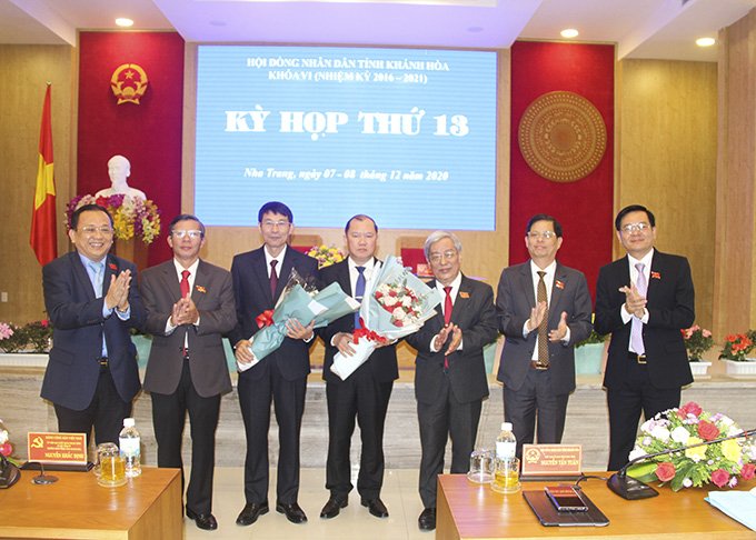 Các vị lãnh đạo tỉnh tặng hoa chúc mừng 2 phó chủ tịch UBND tỉnh vừa được HĐND tỉnh bầu bổ sung