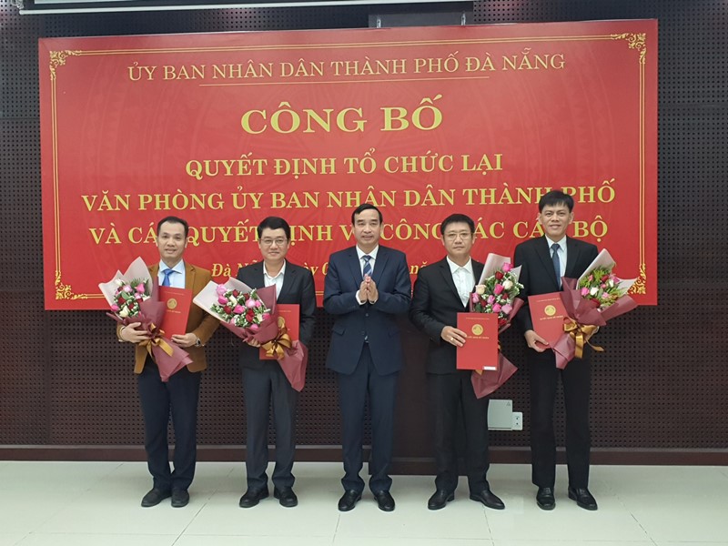 Ông Nguyễn Hà Bắc (thứ hai từ trái) cùng các Phó Chánh văn phòng UBND TP Đà Nẵng nhận quyết định bổ nhiệm